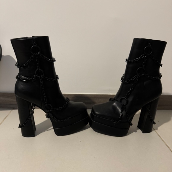 Brand new without box Gloomed and doomed boots - Picture 2 of 4